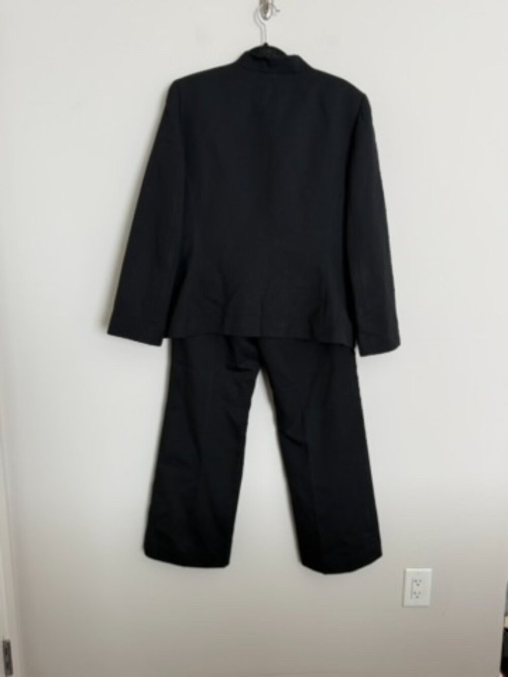 Woman Tahari Arthur S. Levine 2-piece Black Pant Suit - Size 16. - Picture 5 of 12